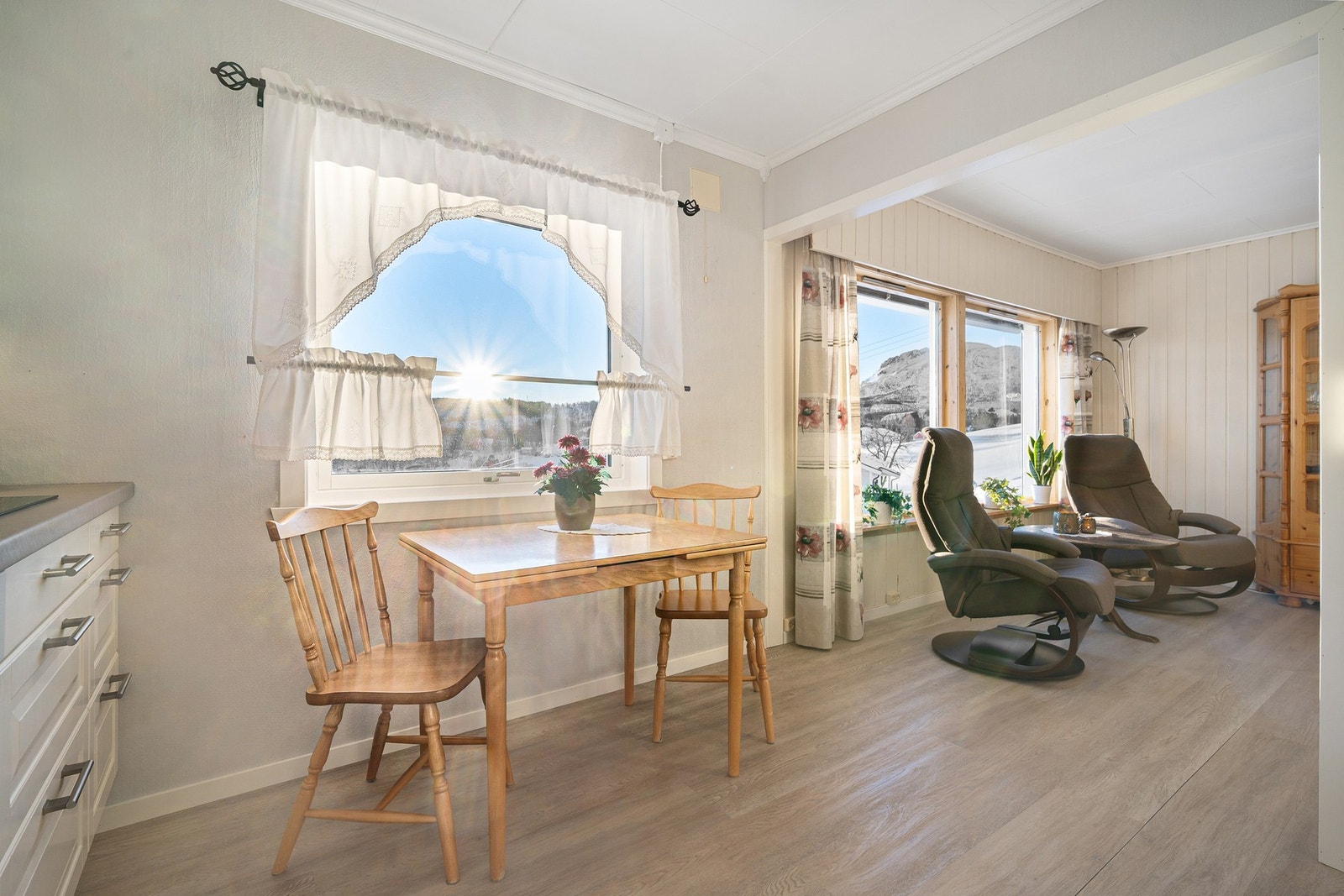 Åpent og sosialt mellom stue og kjøkken Galleribilde