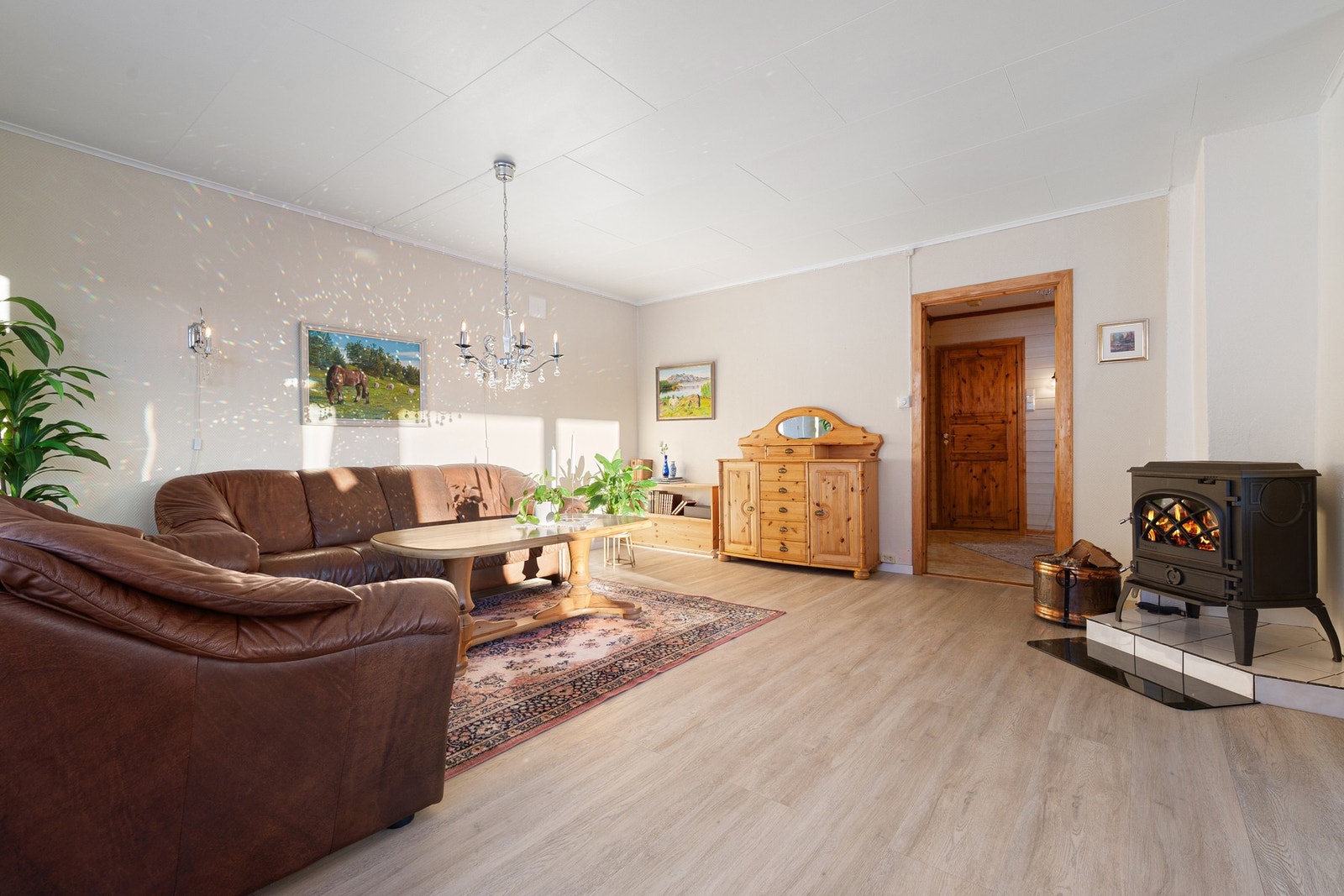 Boligen er godt vedlikeholdt, og det ble gjort store oppgraderinger noen år tilbake både innvendig og utvendig Galleribilde