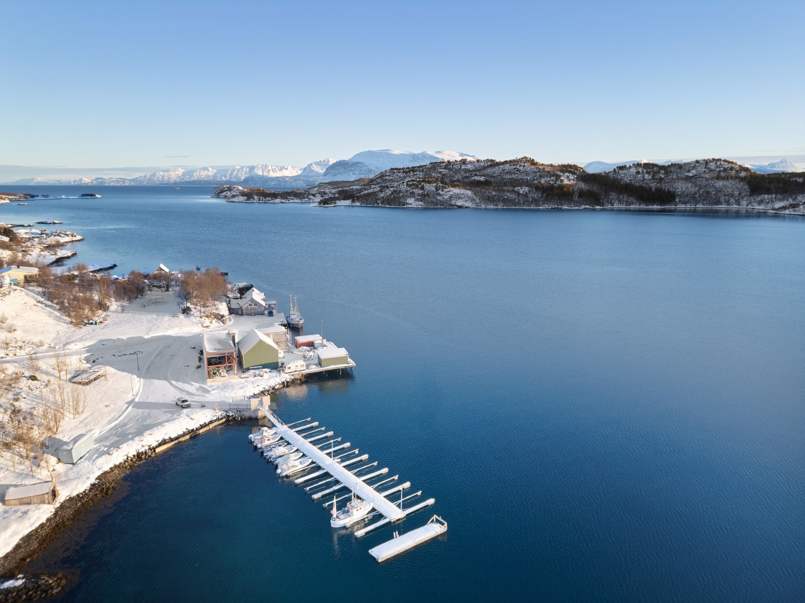 Småbåthavn like borti veien Galleribilde