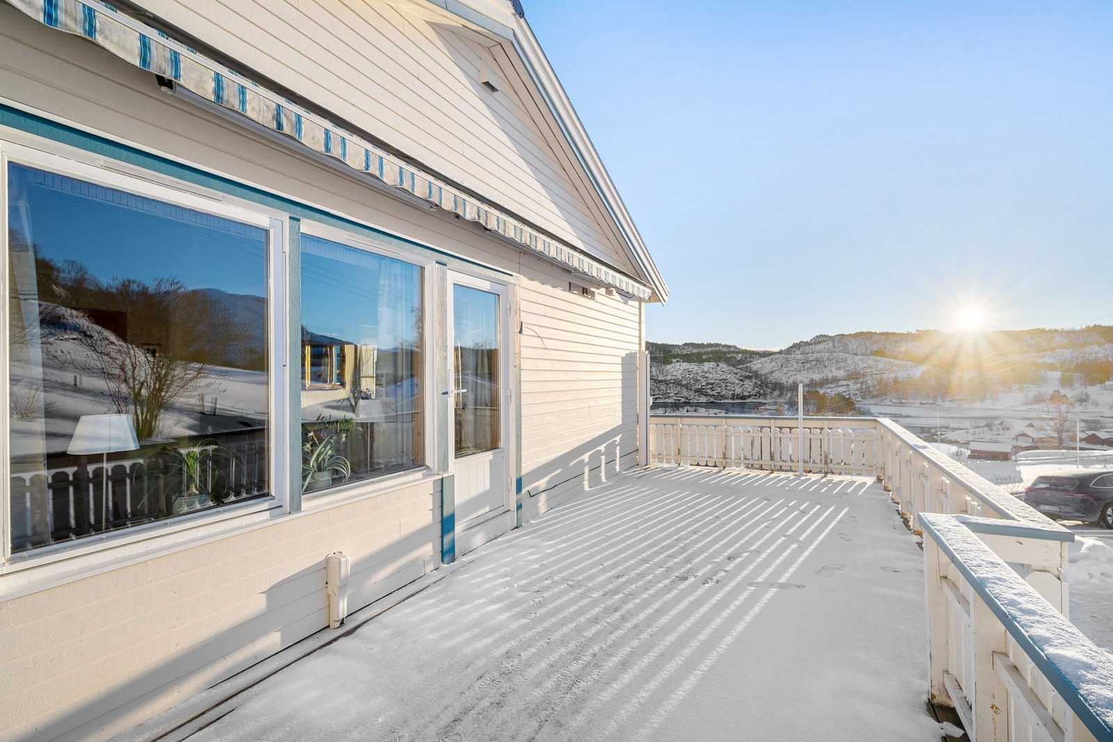 Vendt mot sørvest er verandaen godt plassert for ypperlige solforhold Galleribilde