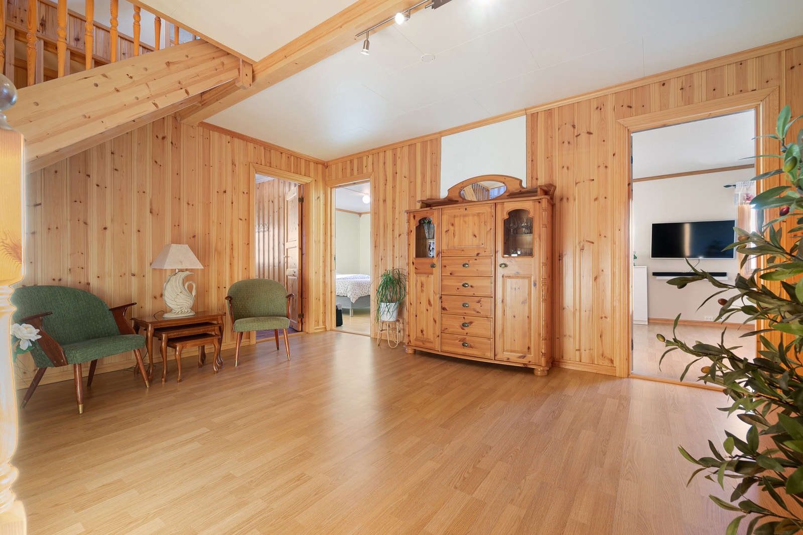 Hallen når du kommer ned trappa gir et ekstra oppholdsrom som enkelt kan tilpasses familiens behov - lek, avslapning eller sosialt samvær Galleribilde