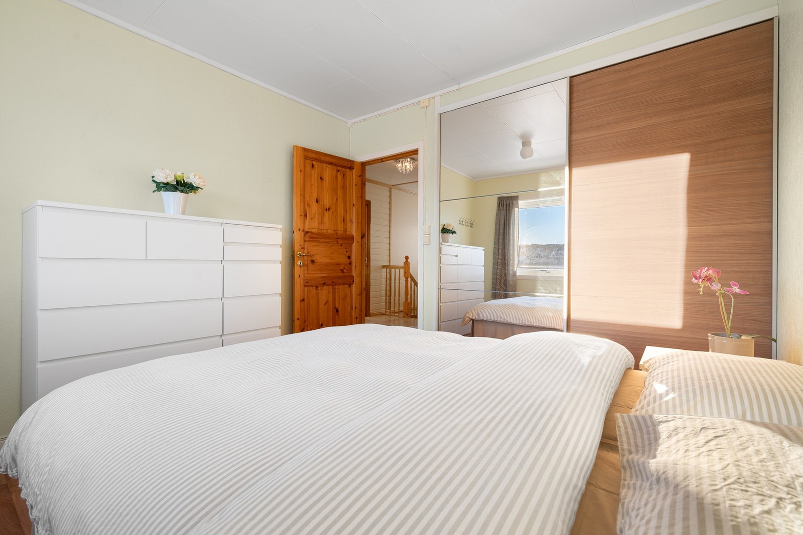 Innebygd garderobe med skyvedører Galleribilde