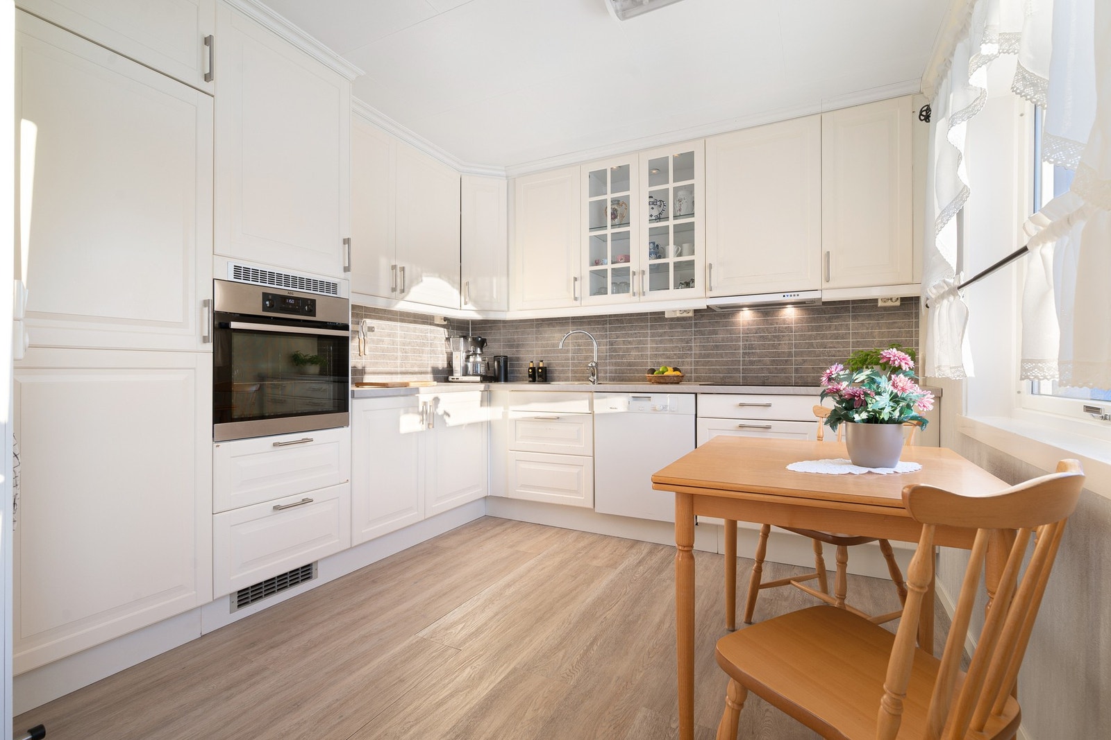 Stilren kjøkkeninnredning fra 2010 med lyse fronter Galleribilde