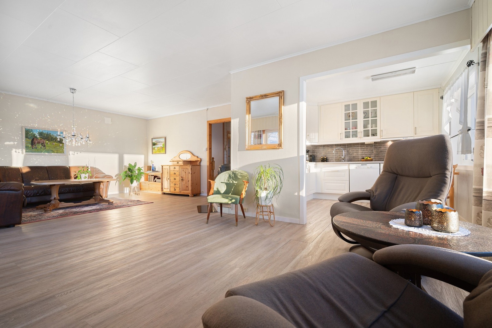 Arealet gir plass til møblement i to soner - her vist med sofagruppe og sittesone Galleribilde