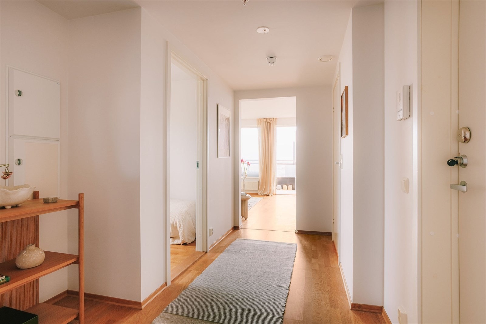 Leiligheten har en praktisk og innbydende entrè hvor stue/kjøkken ligger i den ende enden av leiligheten og soverommene i den andre enden. Galleribilde