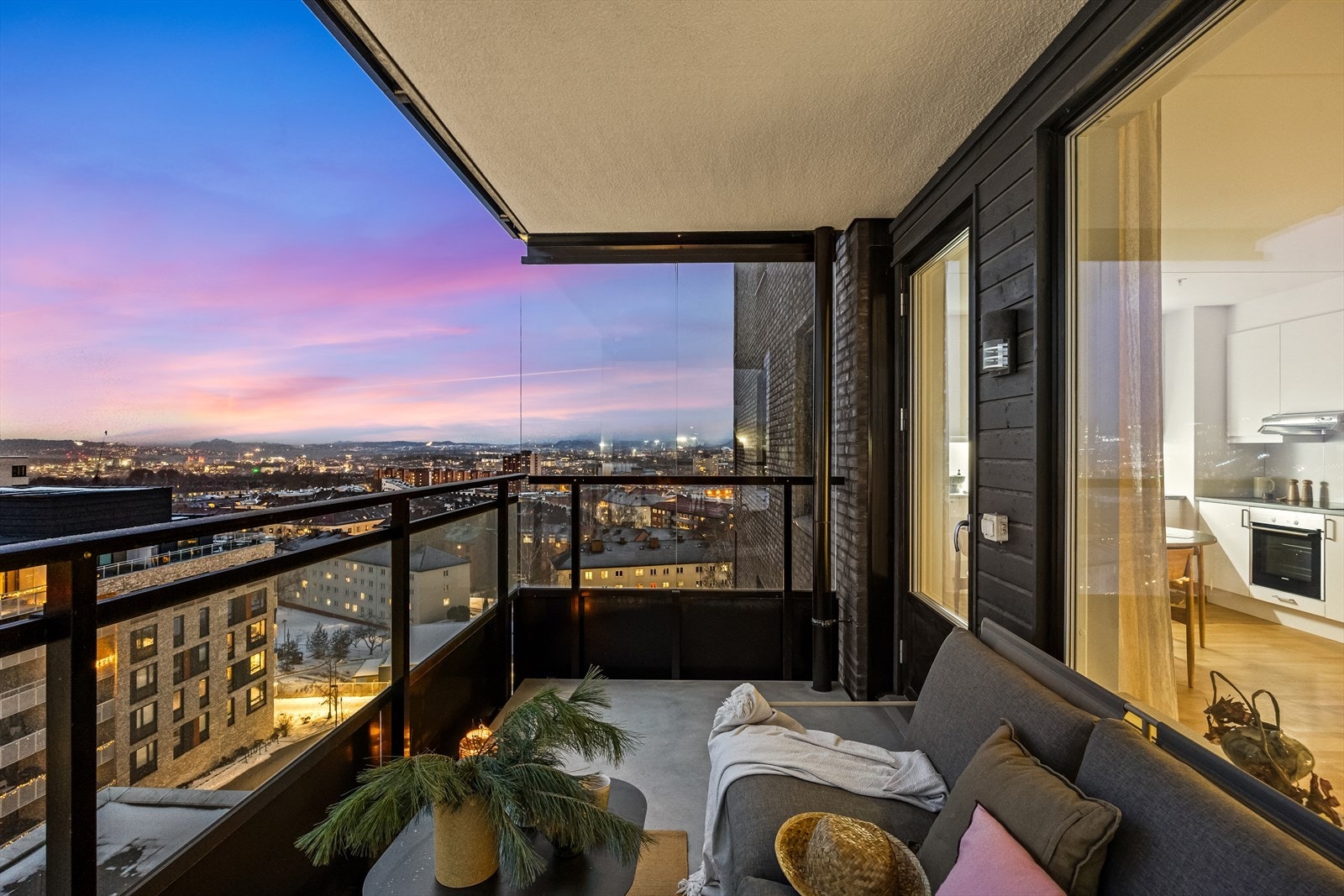 Balkongen er på 9 kvm, ligger sydvendt til og har rikelig med sol. Endeveggene i glass bidrar til å skjerme mot vind. Galleribilde