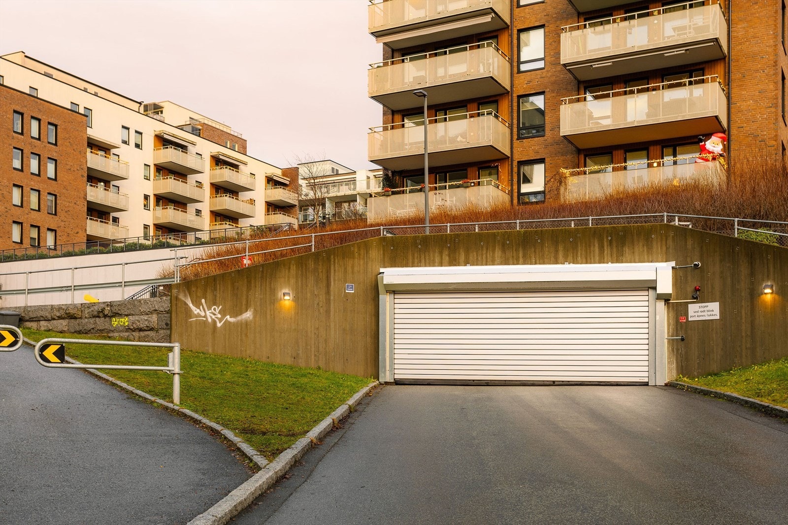 Innkjøring til garasjeanlegget som ligger i kjelleren av blokka. Det er heisadkomst til garasjeanlegget.
1 stk. garasjeplass kan kjøpes i tillegg til leiligheten for kr. 400.000,- Galleribilde