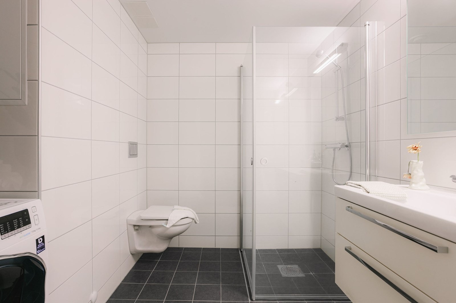 Pent og moderne flislagt baderom fra 2016 med gulvvarme. Galleribilde