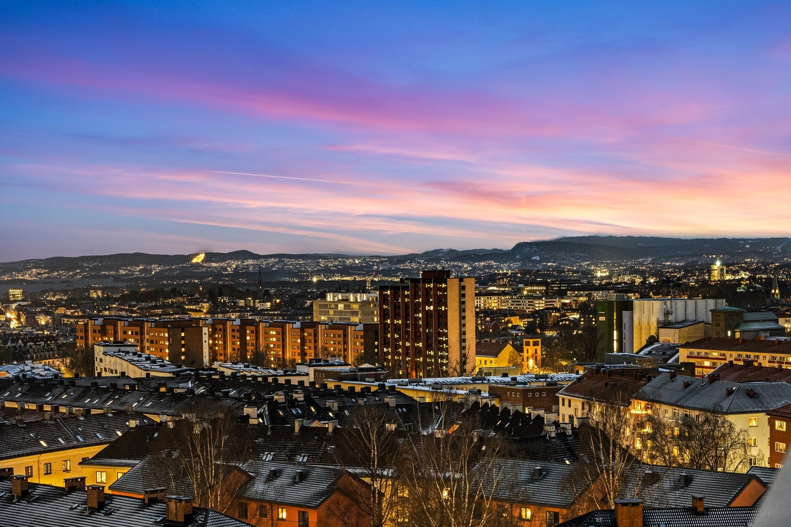 I og med at denne boligen er en endeleilighet har den også utsikt fra flere vinkler- både over byen, og også den mer urbane utsikten som går mot Ringveien og Sinsenkrysset. Galleribilde