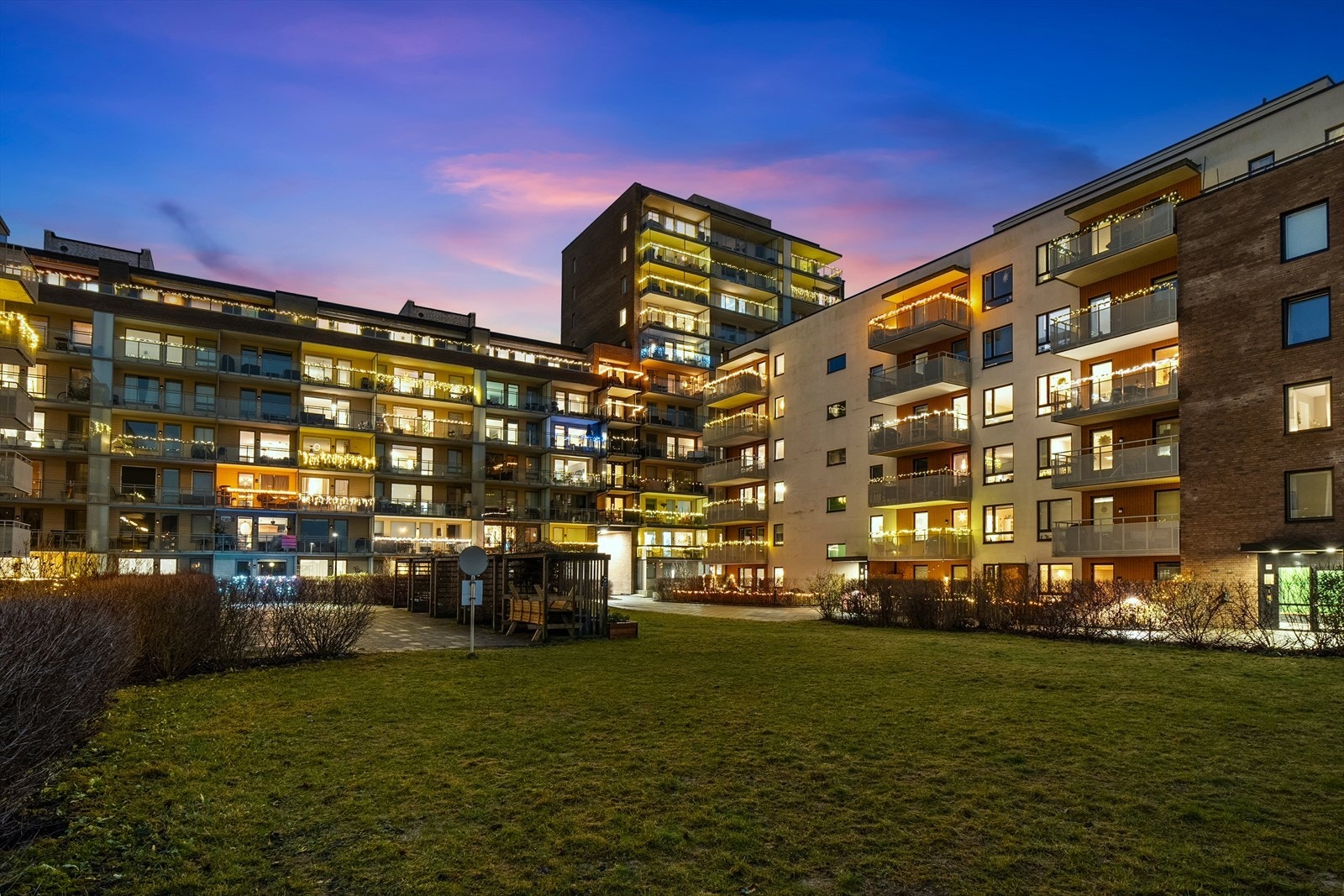 Området Grefsen Stasjonsby er et attraktivt og barnevennlig område bestående av ny blokkbebyggelse og fine utearealer. Ved å bo her bor du svært sentralt og godt til. I tillegg har denne leiligheten også en svært god plassering på enden av bygget i 9.etg. Galleribilde