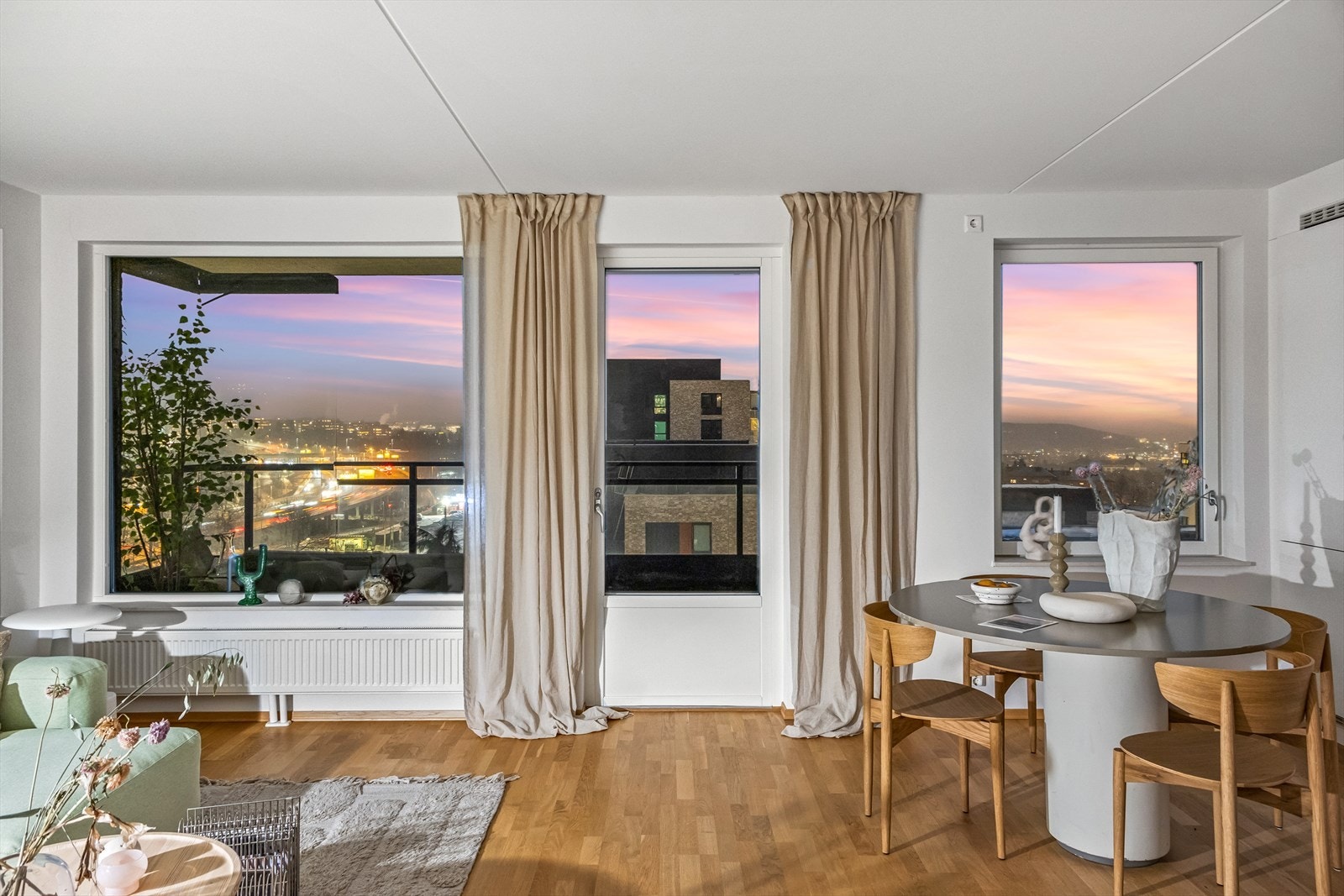 La oss også ta en titt inn i boligen. Her trenger du ikke å være på balkongen for å få utsikt.
Foto innebilder/dagbilder: av Fredrik Hansson i Fredrikfoto Galleribilde