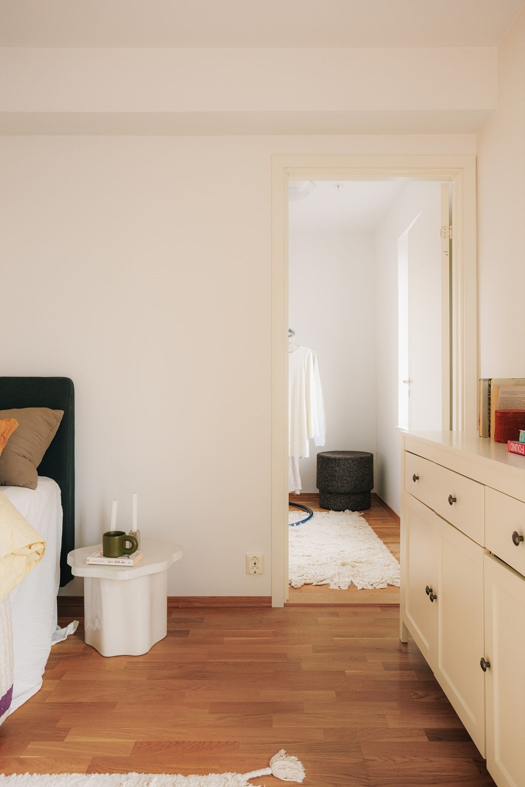 Her sett fra hovedsoverommet mot det ekstra rommet i tilknytning til hovedsoverommet. Galleribilde