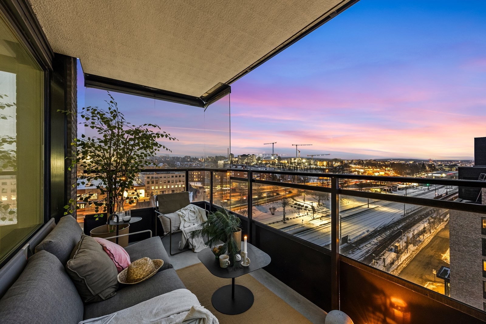 Her ser vi utsikten fra den andre enden, mot Ringveien og Sinsenkryset. Også fra denne vinkelen er utsikten langstrakt og nokså spektakulær. Galleribilde