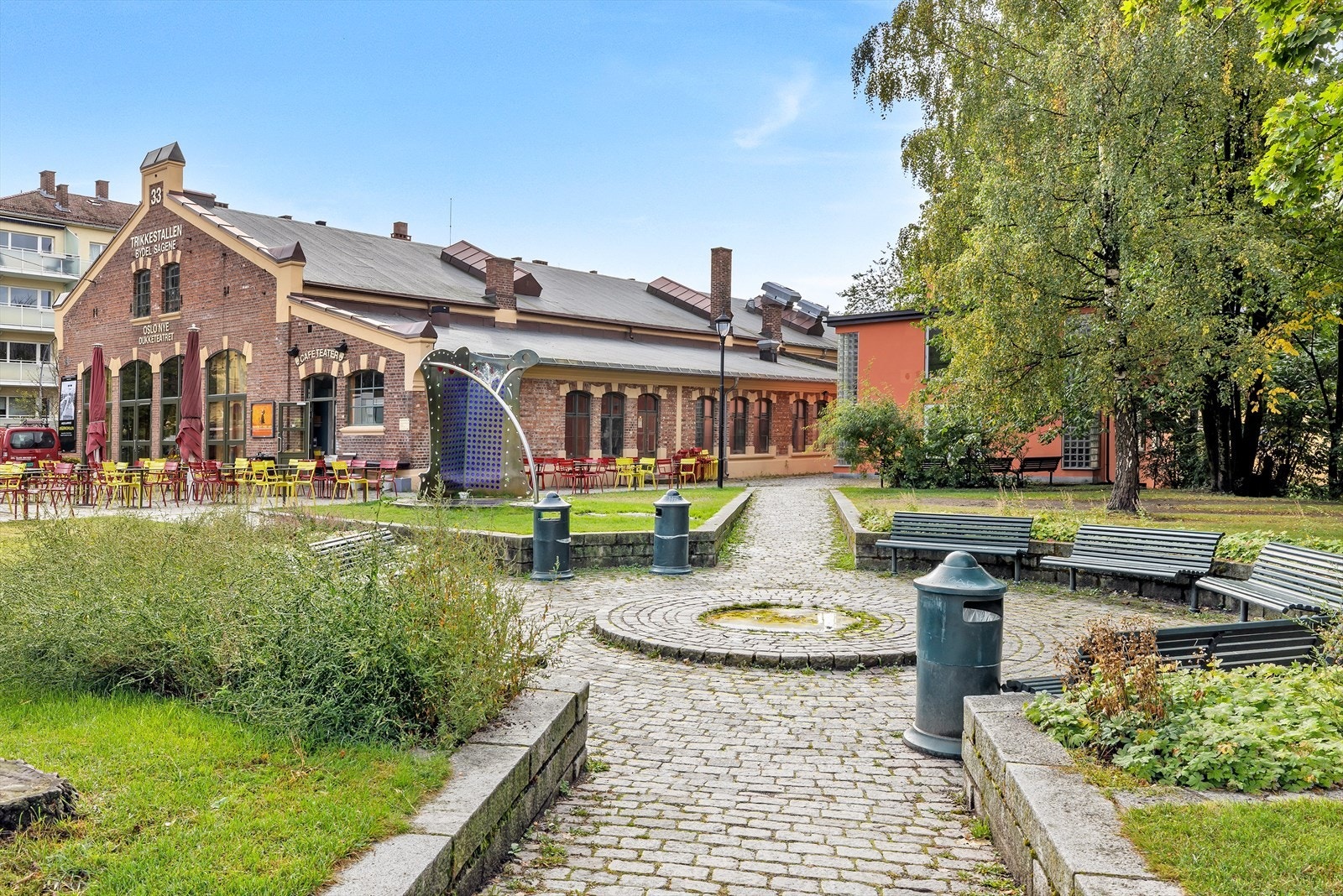 Fra leiligheten er det også gangavstand til Torshov. Her fra Trikkestallen Teater på Torshov - et kreativt kulturhus som byr på spennende forestillinger og lokal atmosfære. Galleribilde