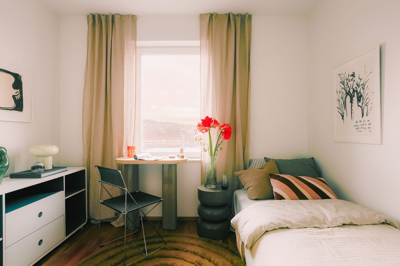 Soverom 2 er av noe mindre størrelse, men har likevel plass til både seng og nødvendig møblering. Galleribilde