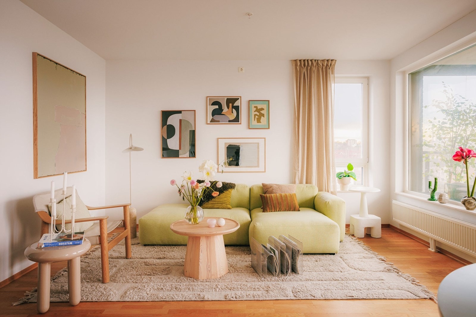 Om ønskelig er det også plass til en større sofa i stua, som feks en vinkelsofa. Galleribilde