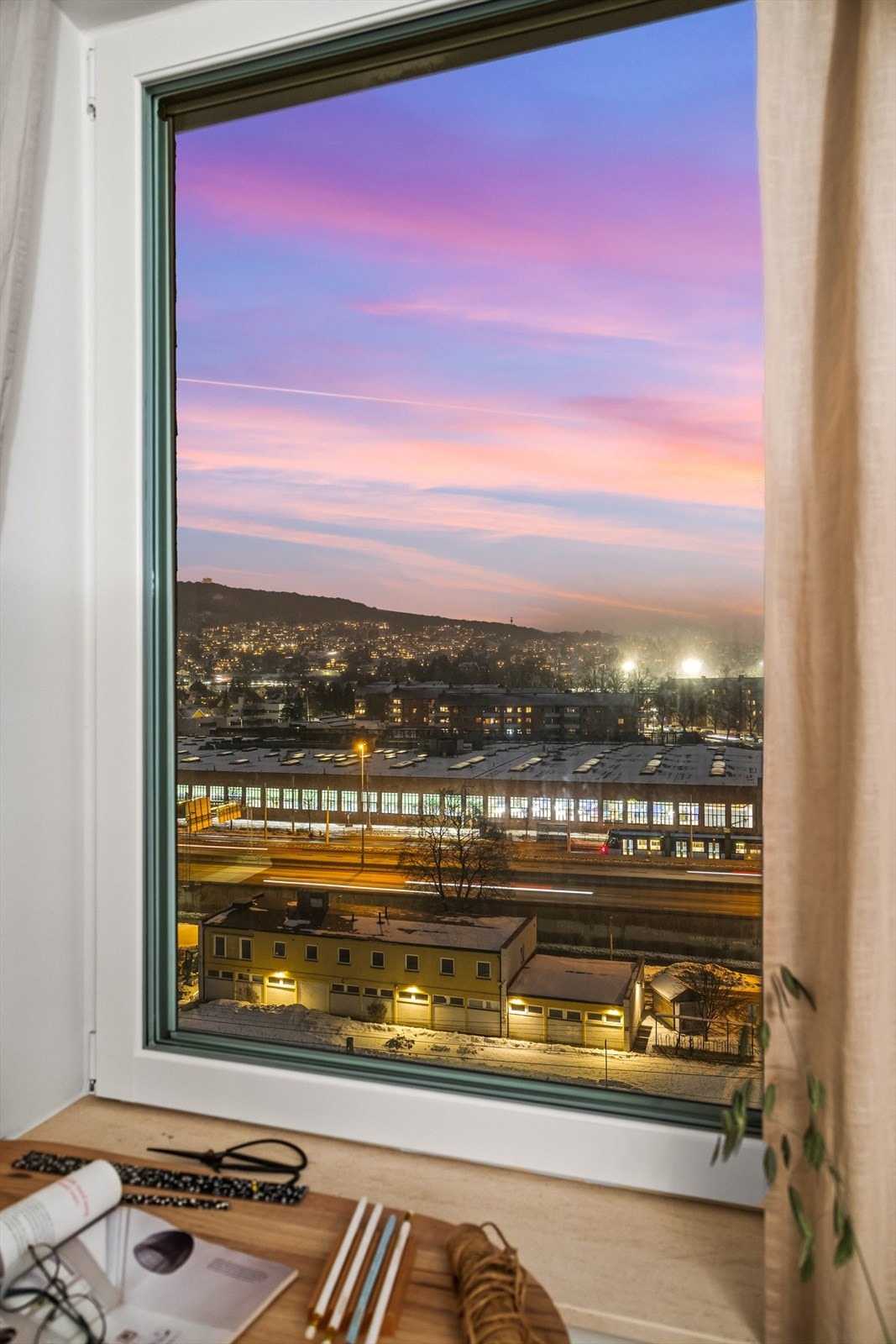 Kort oppsumert: Ved å bo her får du en leilighet uten innsyn og med nydelig utsikt fra samtlige vinduer. Galleribilde