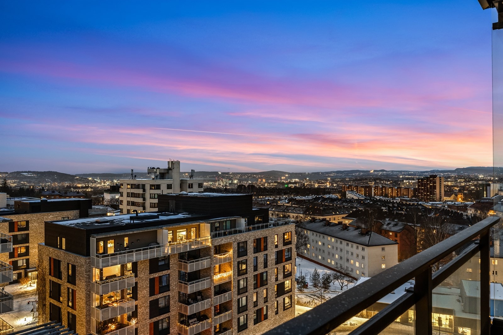 La oss avslutningsvis ta en liten titt på noe av det flotteste ved leiligheten - utsikten! Galleribilde