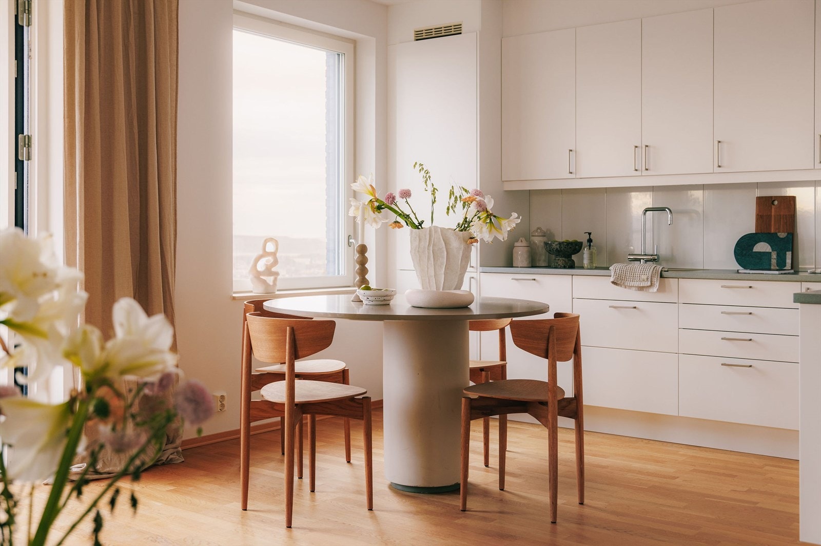 Det flotte kjøkkenet er svært lite brukt og har nærmest ingen bruksslitasje. Det samme gjelder hvitevarene. Galleribilde