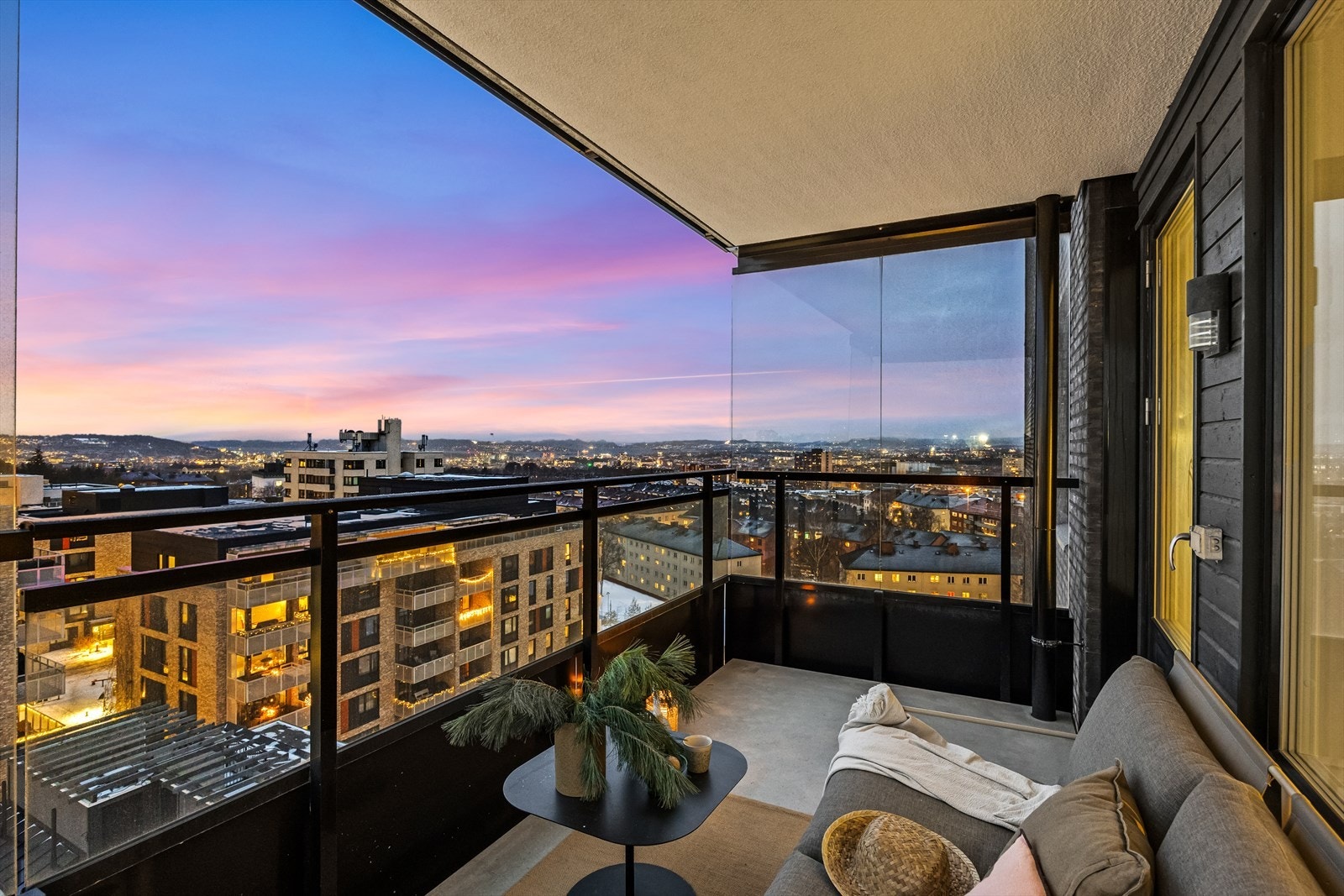 Velkommen til Hans Nordahls gate 64 - en flott og spesiell hjørneleilighet i 9.etg. med fantastisk utsikt!
Foto kveldsbilder: Oh Shots Galleribilde