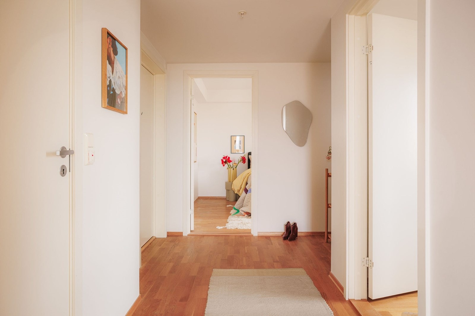 I entrèen er det med god plass til å henge fra seg yttertøy og sko.
Her sett mot hovedsoverom og soverom 2. Til venstre i bildet er badet. Galleribilde