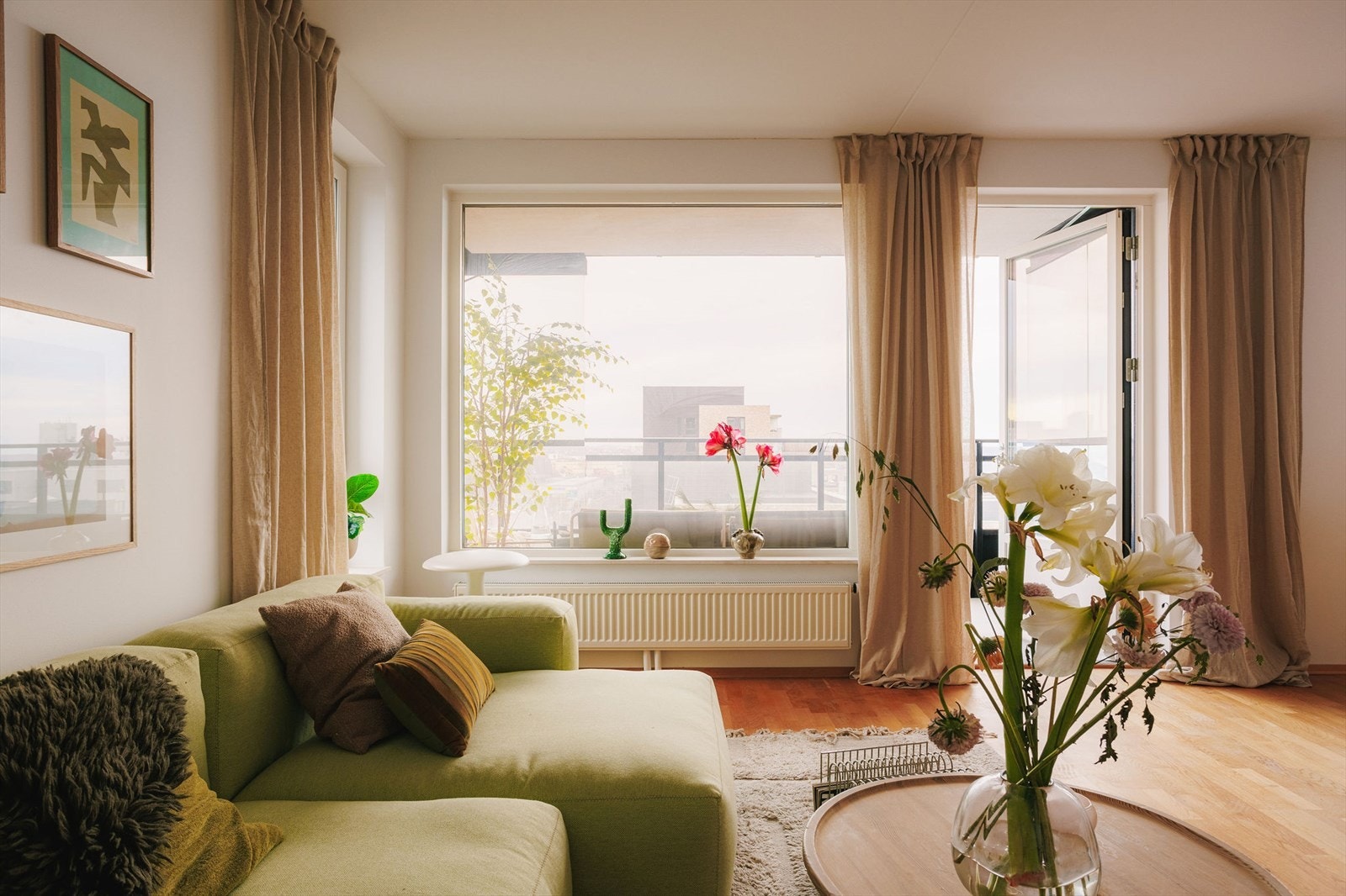 Stua har en flott og moderne åpen løsning med naturlig inndelte soner. Her er det enkelt å møblere med både sofa, spisebord og øvrige møblement. Galleribilde