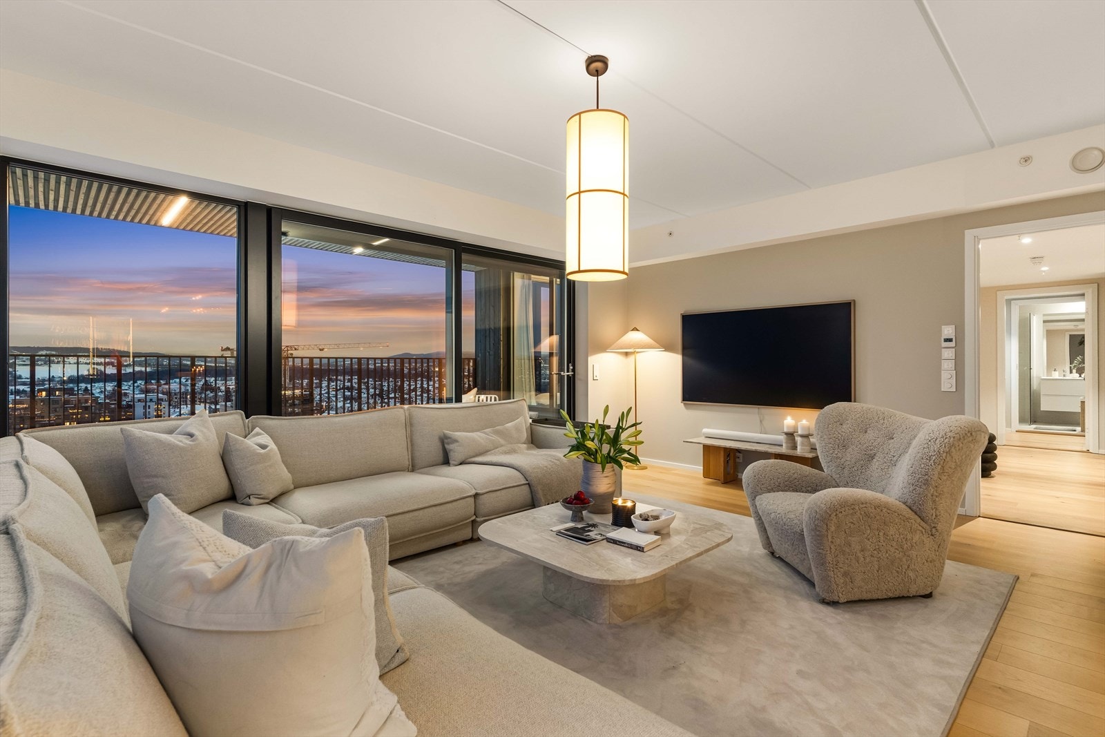 En harmonisk stue hvor materialvalg og fargetoner skaper en eksklusiv helhet. Komfort møter design på høyeste nivå. Galleribilde