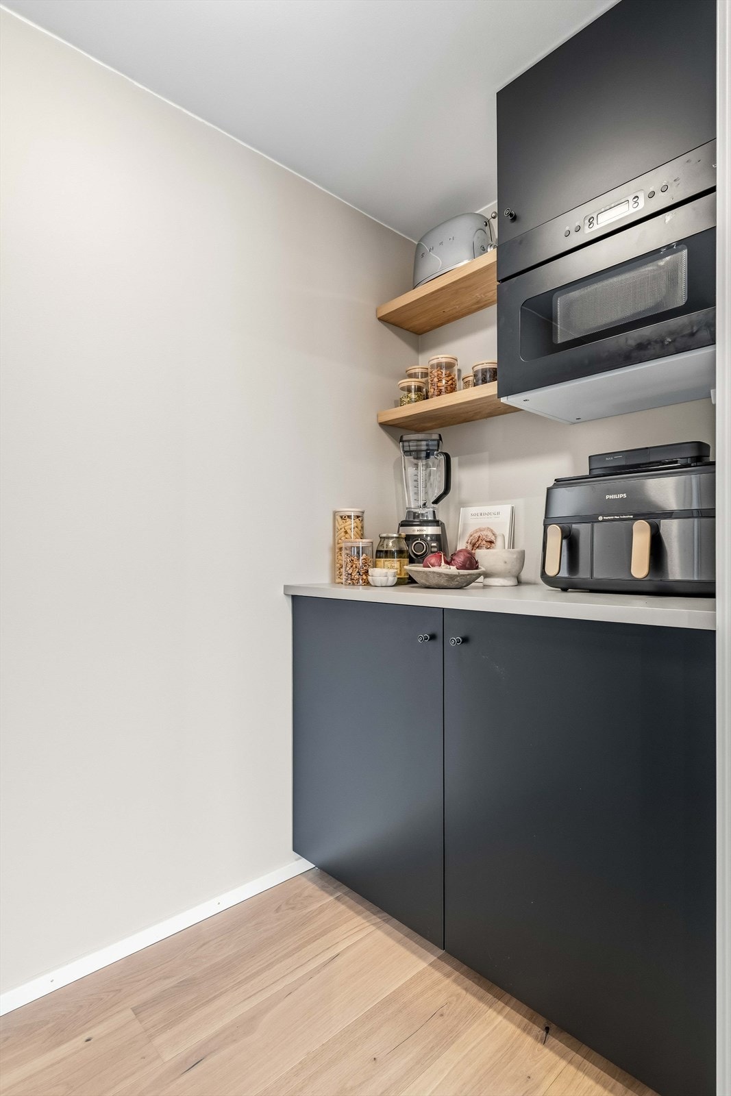 Bod med tilgang fra kjøkkenet. Her er det ekstra skapplass og integrert mikrobølgeovn. Galleribilde