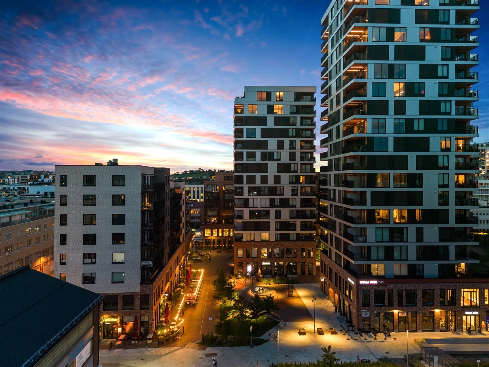 Moderne fasade med rene arkitektoniske linjer. Et signalbygg med tydelig identitet. Galleribilde