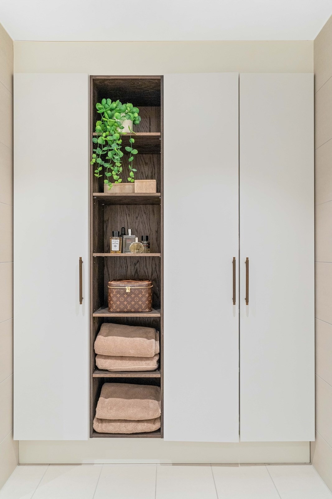 Praktisk og elegant innredning med god oppbevaring. Orden møter design i perfekt harmoni. Galleribilde