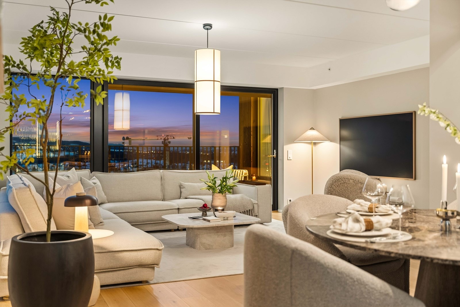 En stue badet i gyllent kveldslys med panoramautsikt som tar pusten fra deg. Her møtes komfort og kosmopolitisk eleganse. Galleribilde