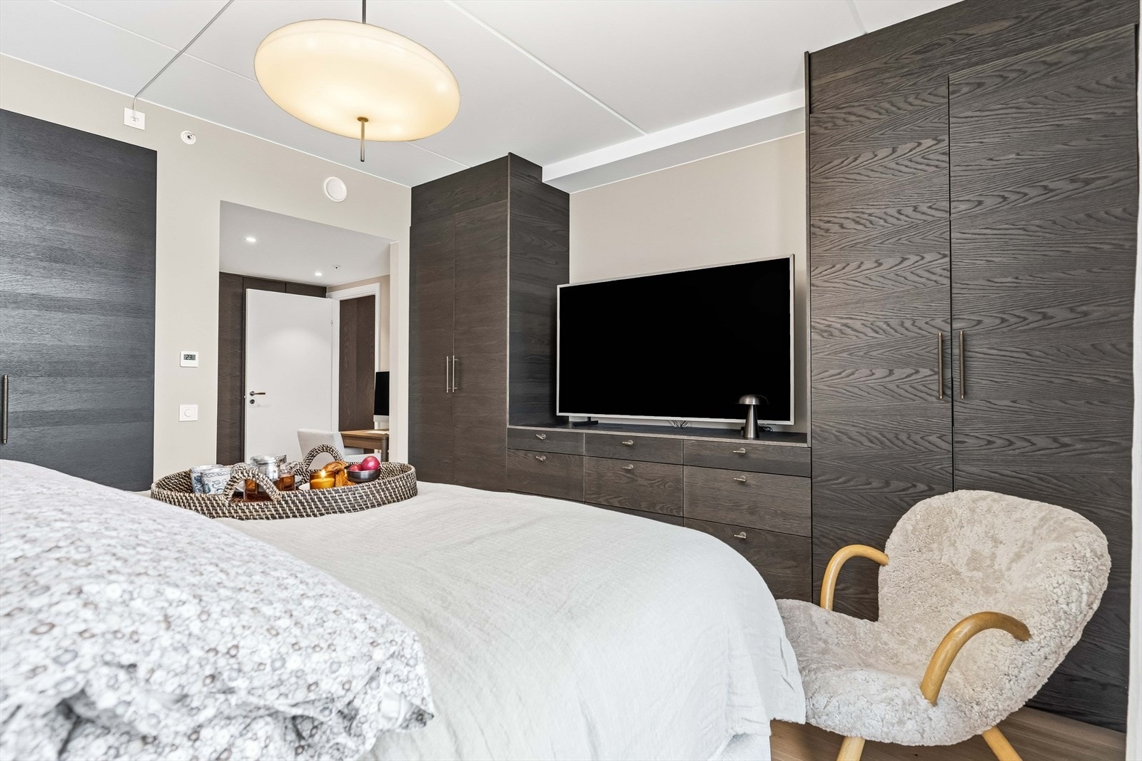 Soverommet er påkostet med en stor garderobeløsning fra Svane. Galleribilde