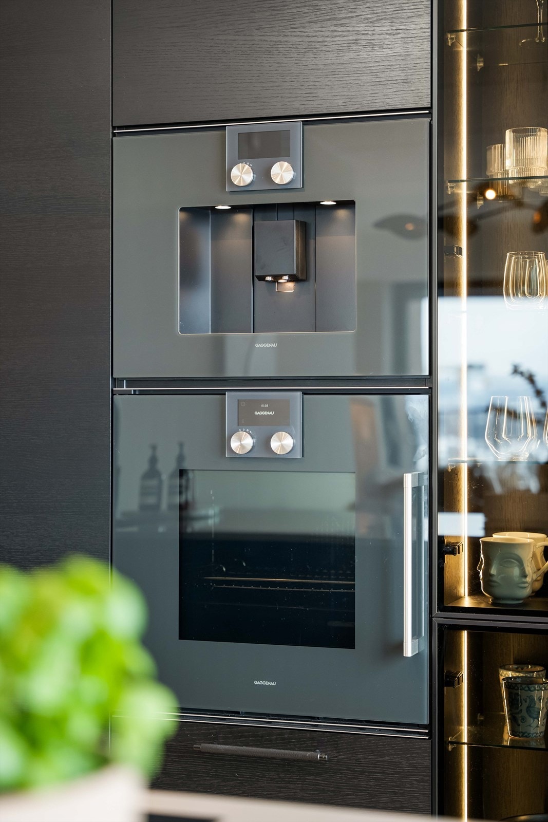 Integrert kaffemaskin og stekeovn fra Gaggenau. Galleribilde