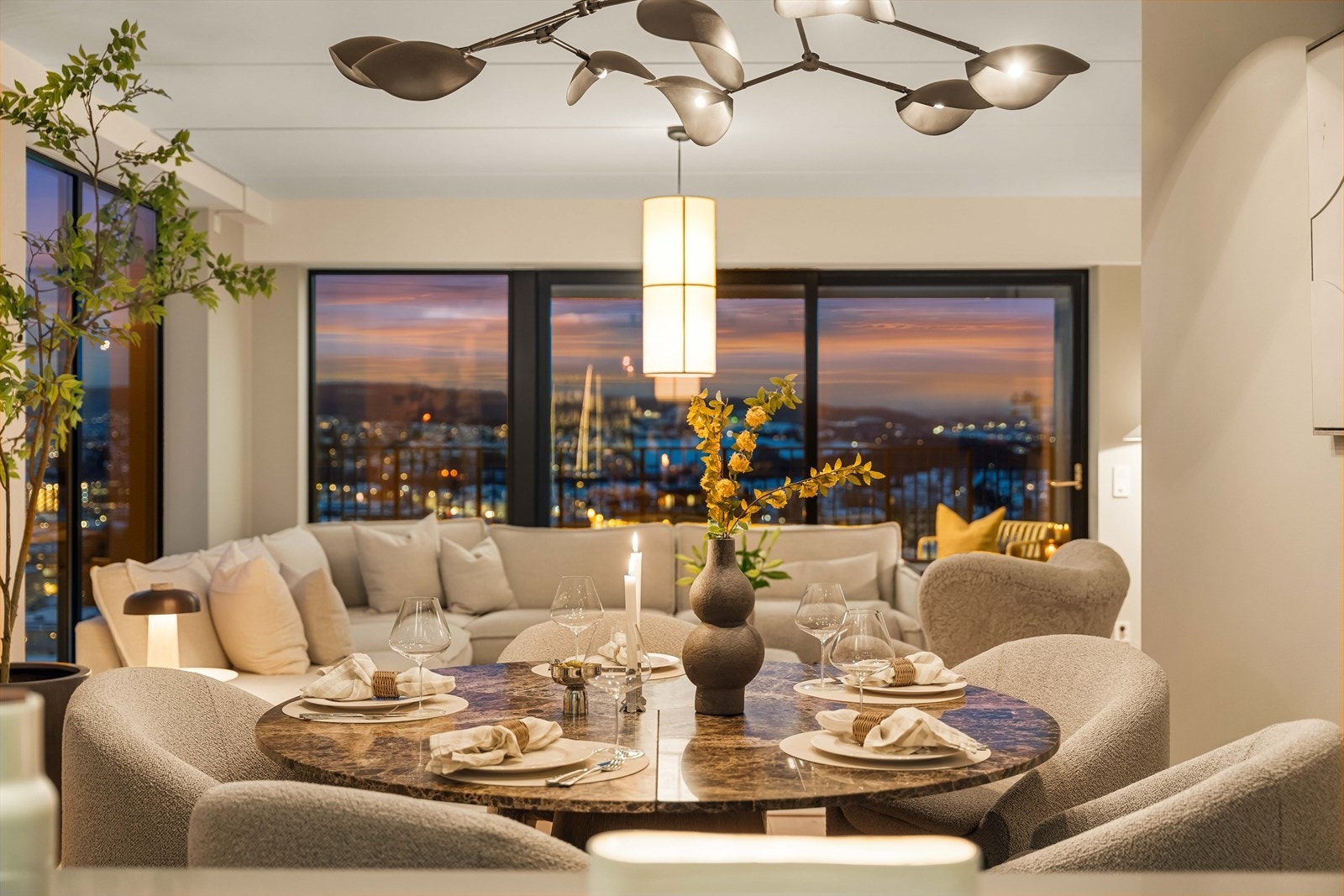 Spisestuen ligger elegant plassert med utsikt i verdensklasse. Perfekt for intime middager og stilfulle sammenkomster. Galleribilde