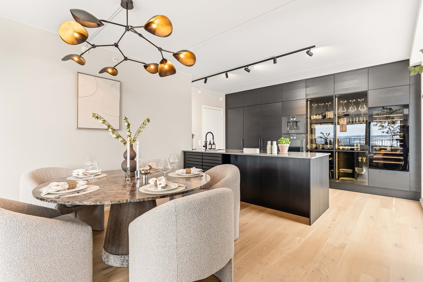 Delikat spiseområde med takhøyde og lys som fremhever de rene linjene. Et uttrykk av raffinert minimalisme. Galleribilde