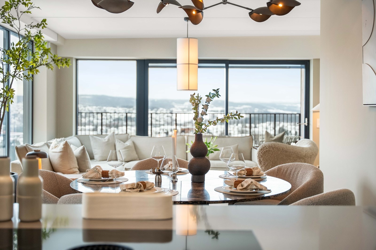 Åpen kjøkken- og spisestueløsning med sømløs overgang mellom sonene. Skapt for både hverdagsluksus og selskapelighet. Galleribilde