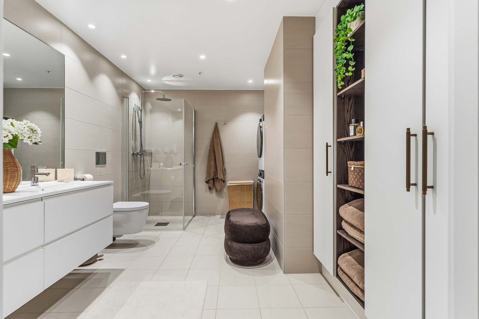 Romslig bad med doble servanter og rene linjer. Skapt for komfort på øverste nivå. Galleribilde