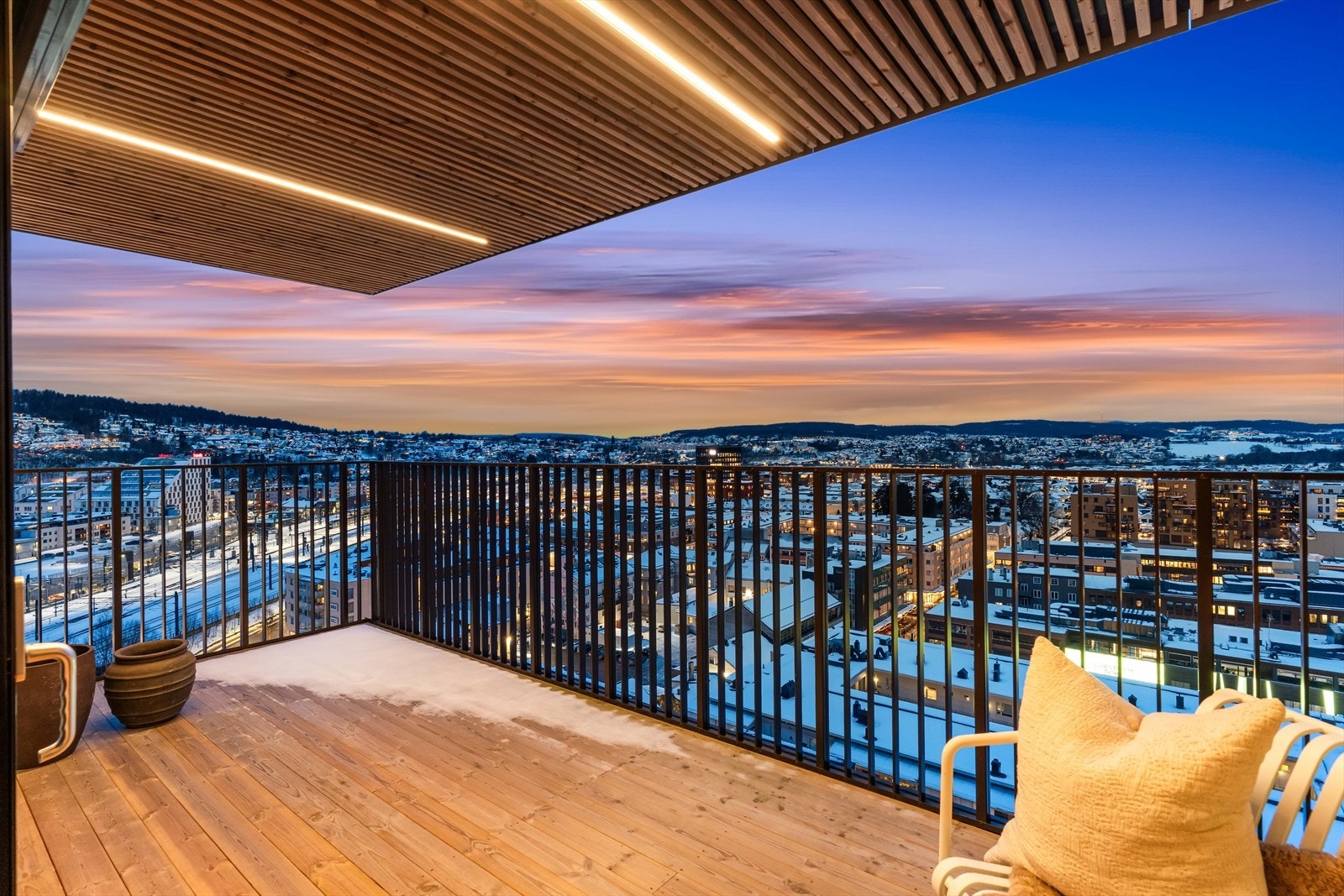 Overbygget uteplass med lun atmosfære og moderne uttrykk. Perfekt for lange kvelder utendørs. Galleribilde