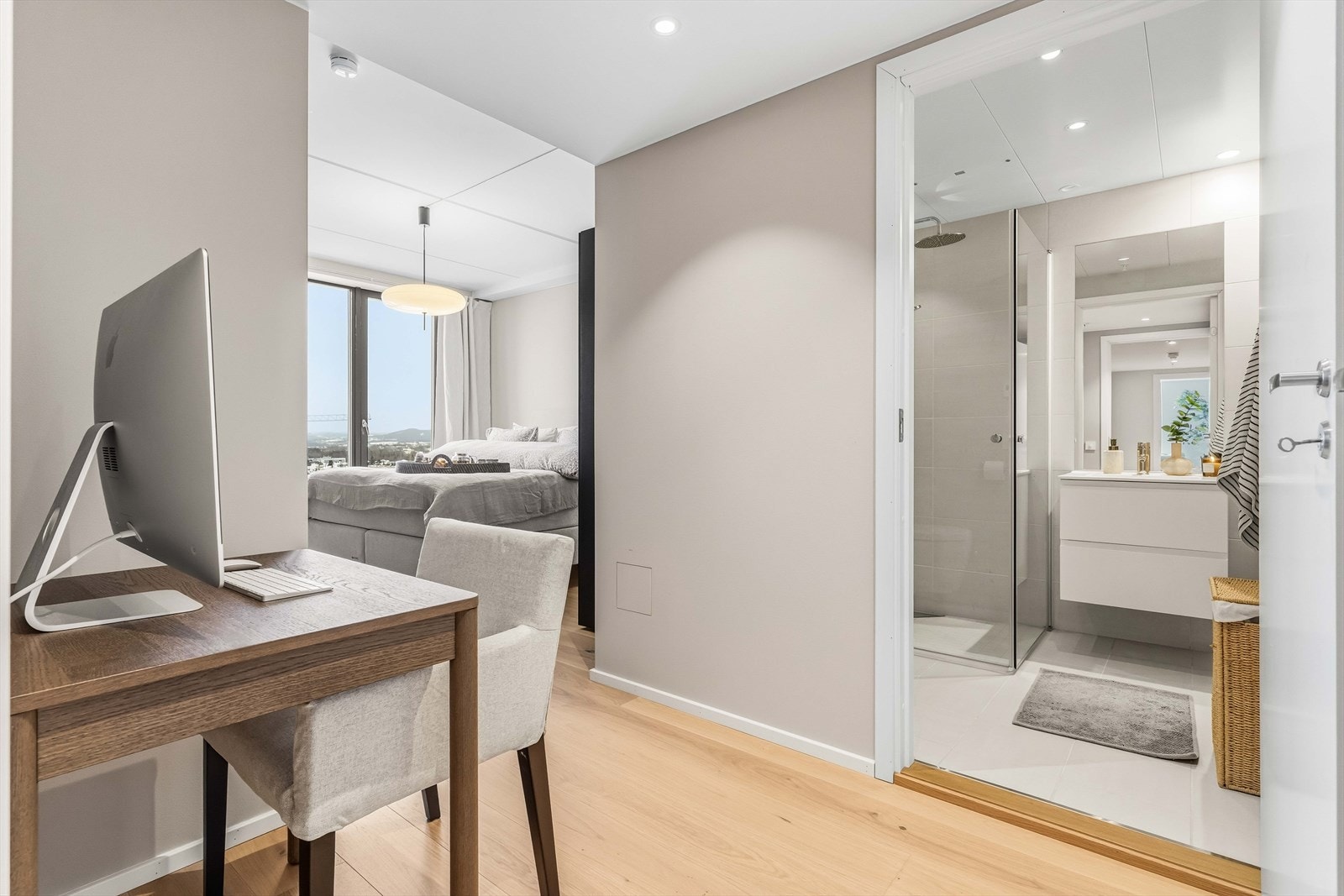 Hovedsoverommet er stort, og har gode innredningsmuligheter. Det er også tilgang til eget baderom. Galleribilde