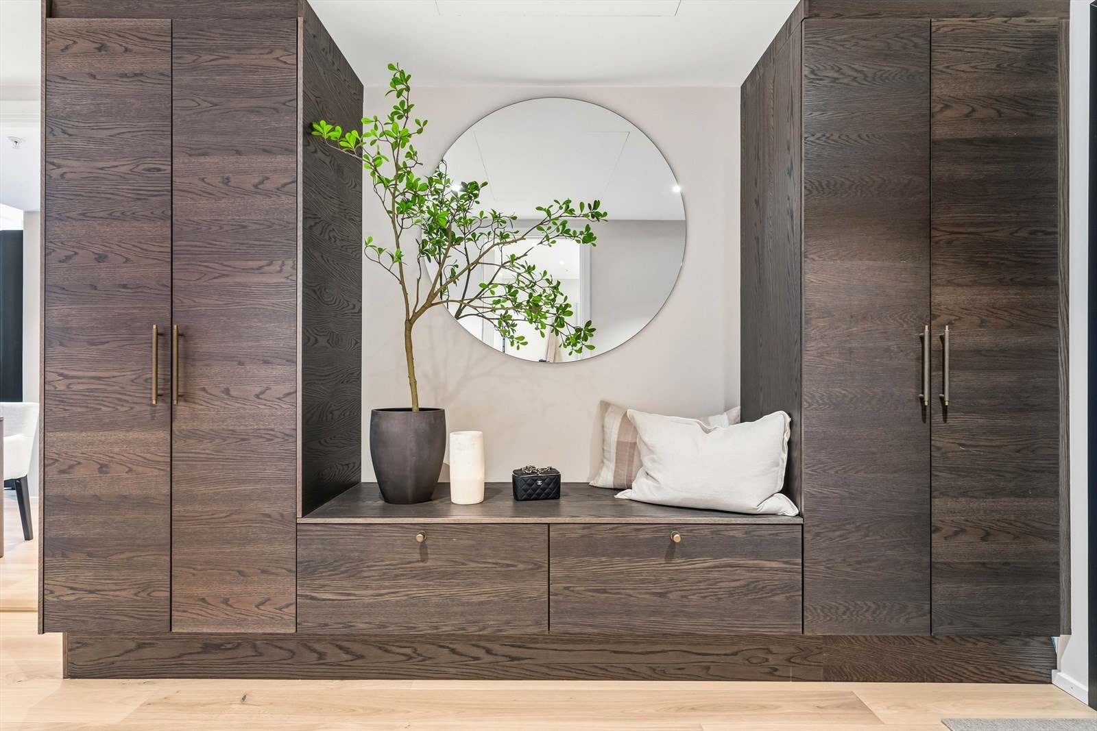 Skreddersydd garderobe fra Svane i entreen med varme tretoner. En eksklusiv og funksjonell løsning. Galleribilde