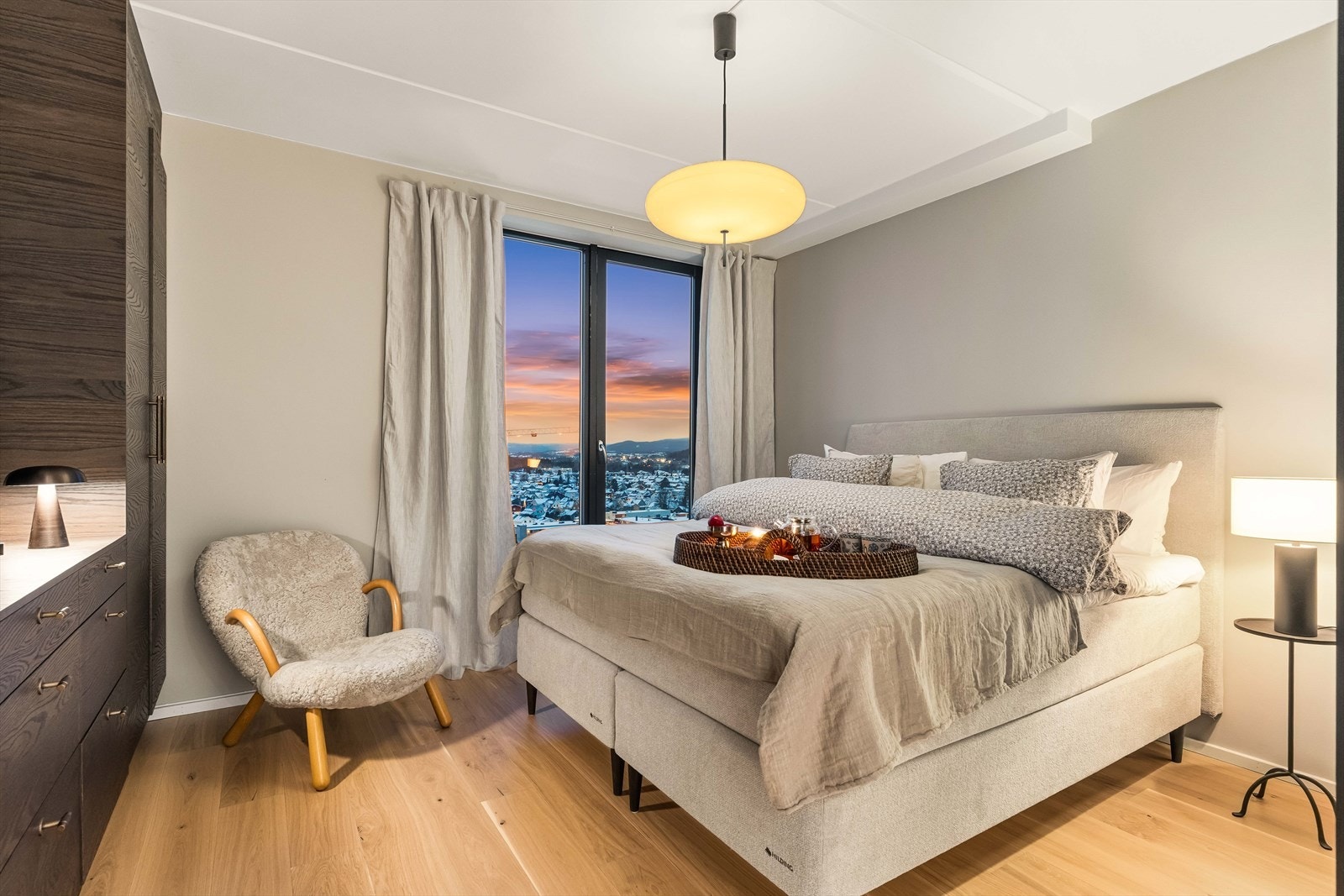 Hovedsoverom med hotellfølelse og rolig eleganse. Et privat fristed med utsikt over byen. Galleribilde