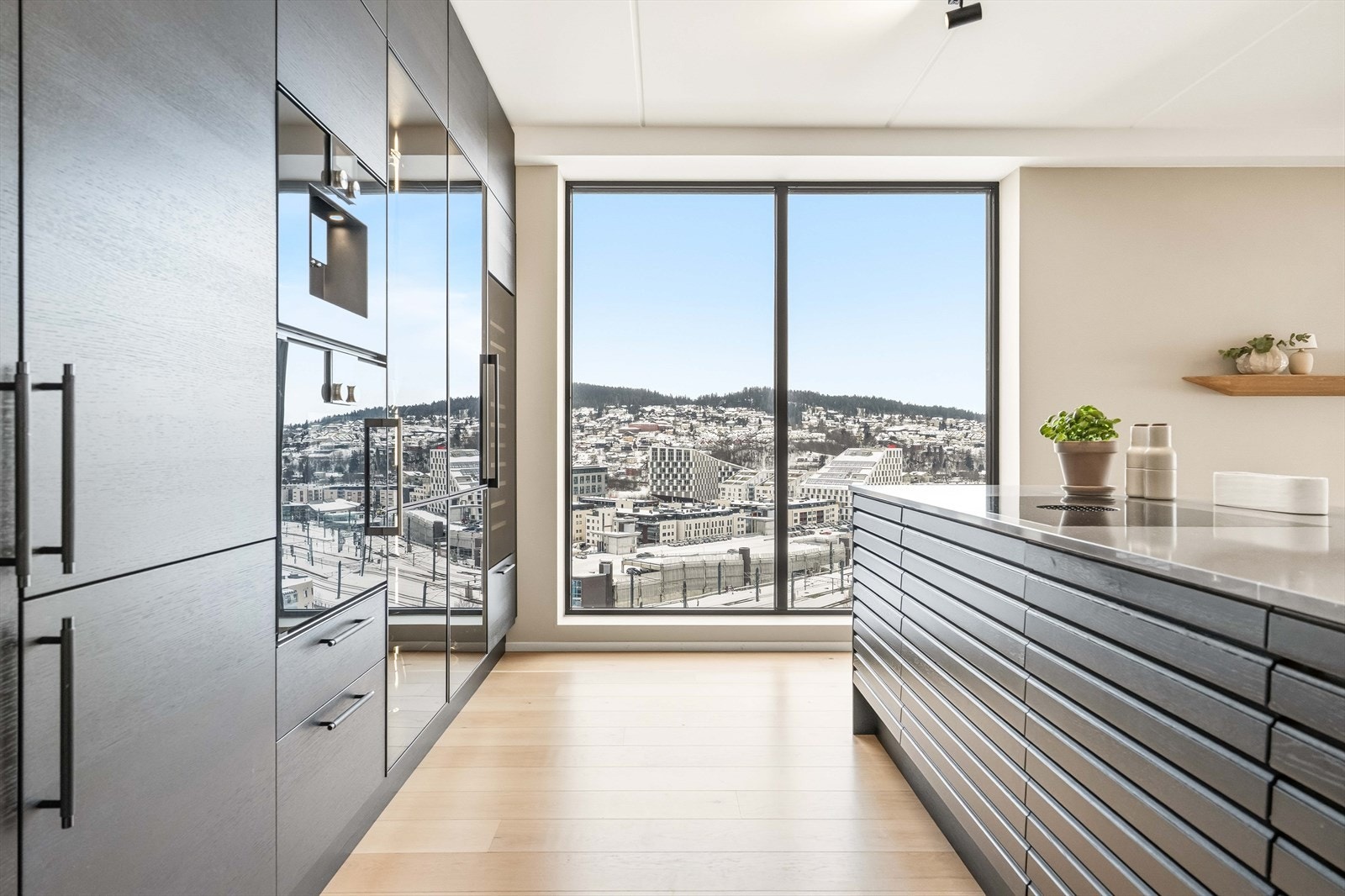 Stramt og moderne Svane-kjøkken med utsikt som inspirerer. Funksjonalitet og form fullendes i perfekt samspill. Galleribilde
