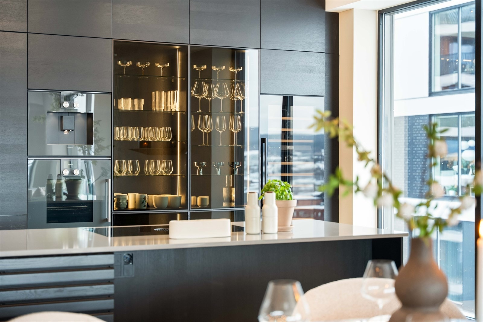 Kjøkkenet har vinskap og gjennomførte detaljer for den kvalitetsbevisste. Her er hver finish nøye utvalgt. Galleribilde
