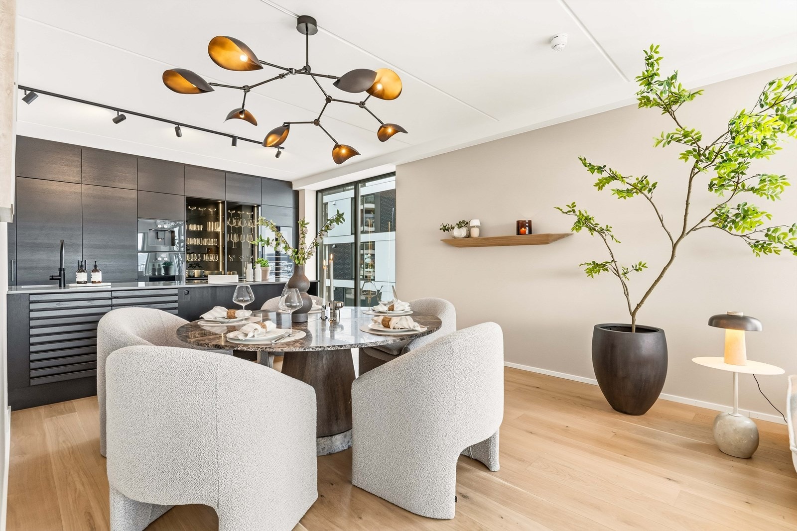 Spiseplass med gjennomgående premium finish. Her settes rammen for uforglemmelige øyeblikk. Galleribilde