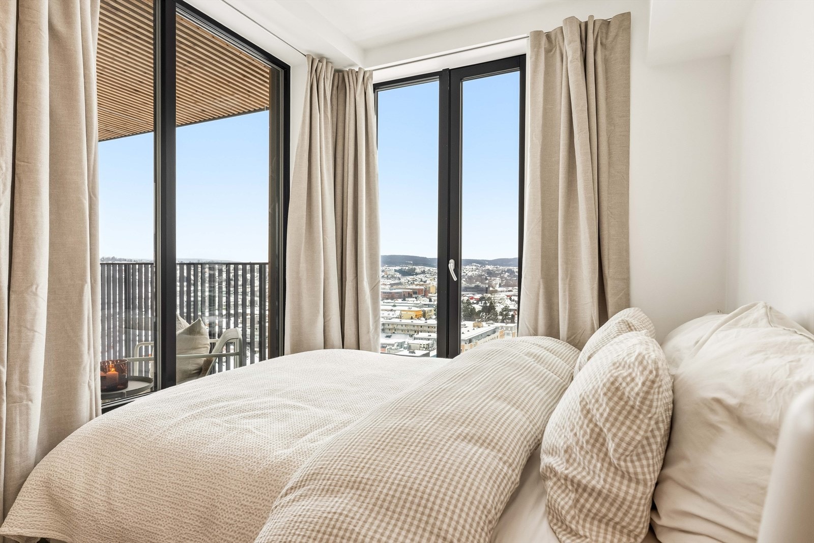 Lunt soverom med store vinduer og naturlig lys. En harmonisk base for rolige morgener. Galleribilde