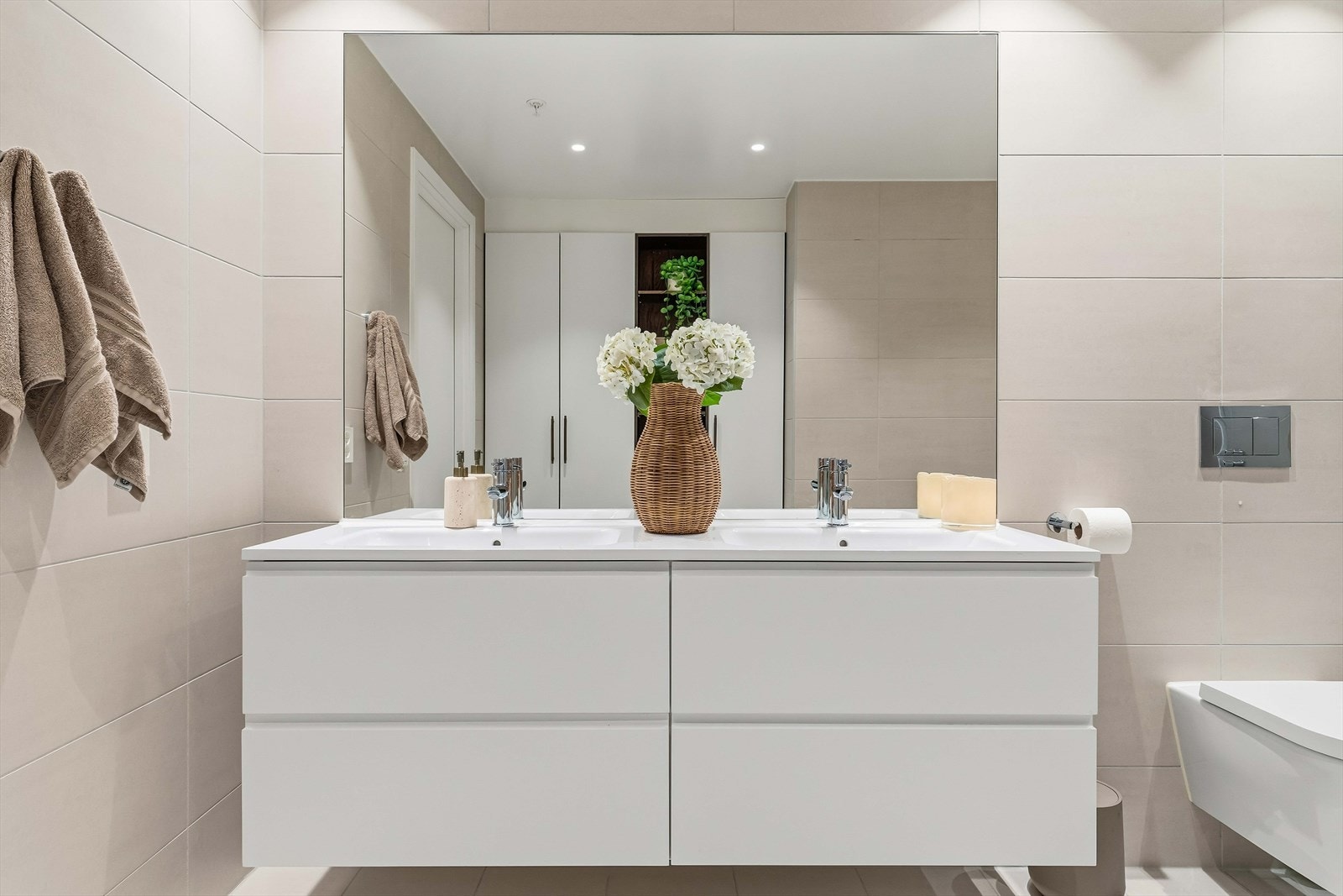 Stilrent bad med minimalistisk uttrykk og eksklusive detaljer. En rolig start på dagen. Galleribilde