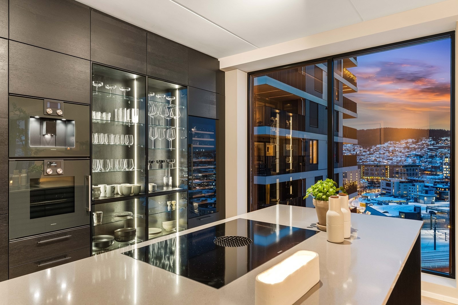 Eksklusivt kjøkken med mørke fronter og integrerte løsninger. Et designuttrykk som oser av kvalitet og presisjon. Galleribilde