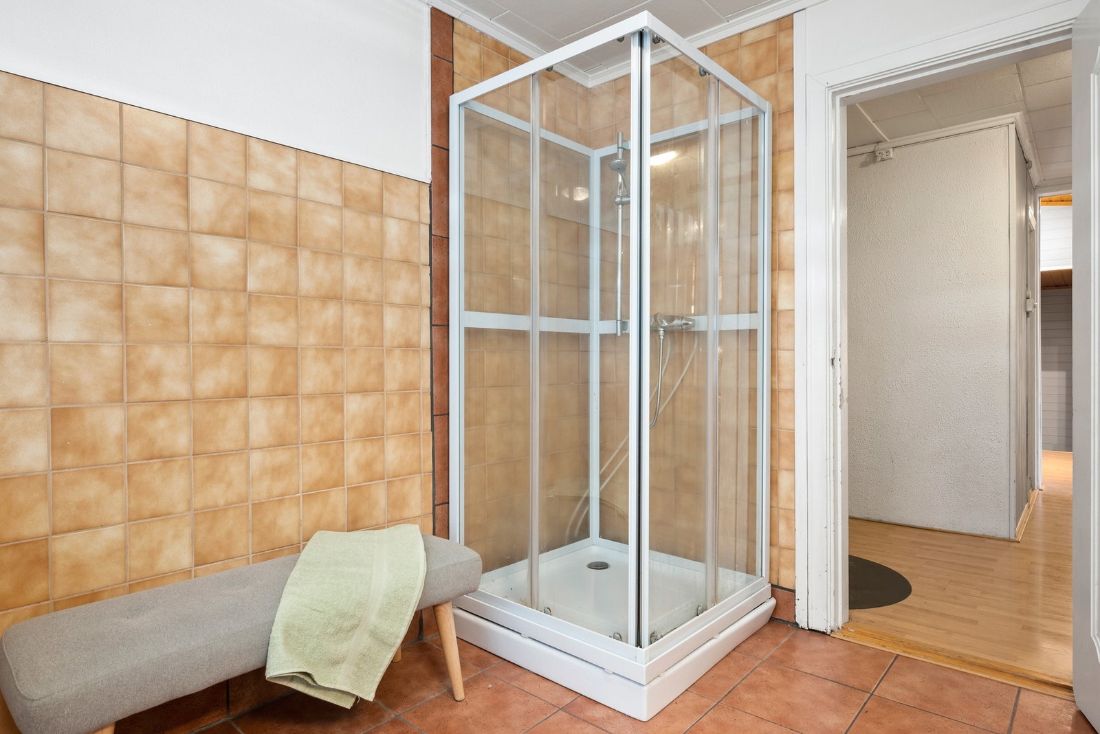 Flislagte gulv og vegger. Varmekabler. Galleribilde