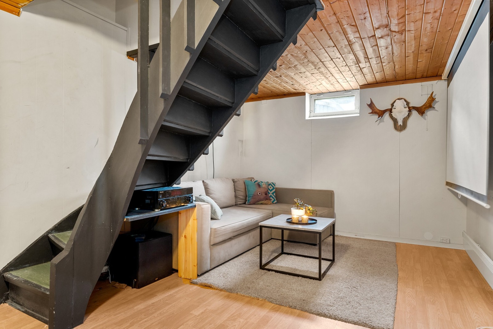 Rom brukt som kjellerstue. Galleribilde