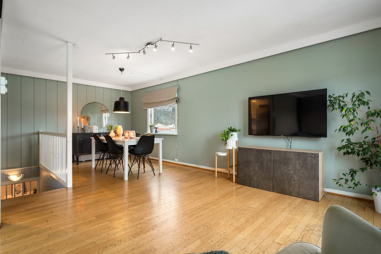 Det er god plass til både spisestue og sofa/TV-krok. Galleribilde